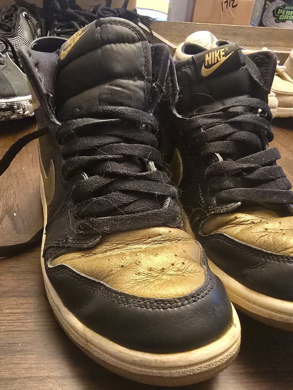 Air Jordan 1 High OG "Black and Gold" 3y